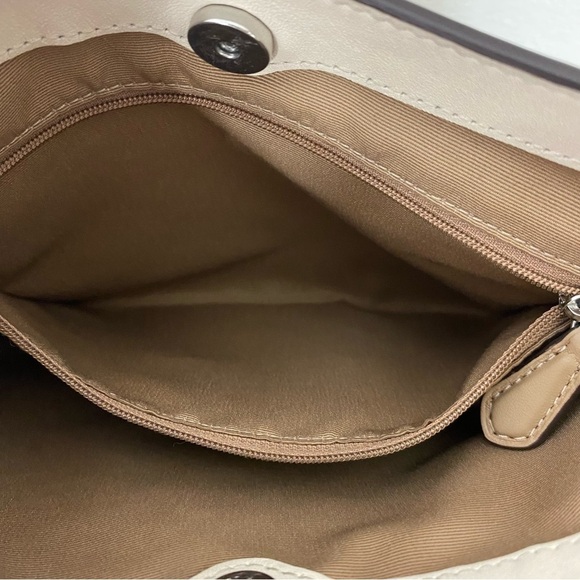 Coach Penelope shoulder bag in Chalk - Picture 10 of 11